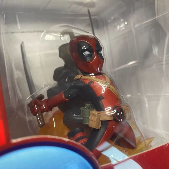 QMX Marvel Deadpool Q-Fig Quantum Mechanix Vinyl Action Figure Lootcrate QM - Picture 2 of 8